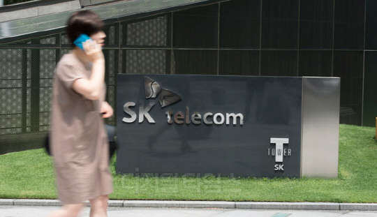 SK텔레콤이 8명의 핵심임원을 전면 교체한 배경에 업계의 관심이 증폭되고 있다. 회사는 이동통신시장 점유율 경쟁과 각종 규제 이슈 등에 있어 심각한 위기의식을 드러내고 있다는 평가다. 사진은 15일 서울 을지로 SK텔레콤 본사 모습. 사진=유동일기자 eddieyou@